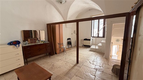 Casa Indipendente Di 2 Vani Oltre Locale Al Piano Terra.